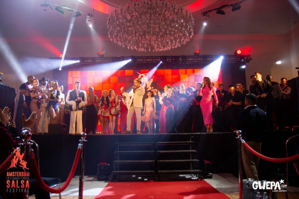 Todo el elenco en el escenario al final de la noche