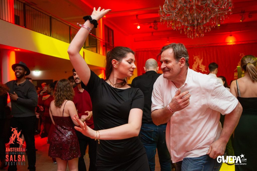Bailarines en la fiesta de De Koning